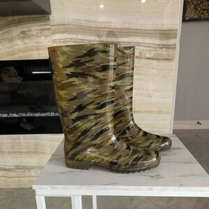 Women’s Stuart‎ Weitzman Green Camouflage Rain Boots. Size L